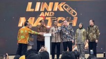 Wamenperin Faisol Riza bersama Dirjen IKMA Kemenperin Reni Yanita dan Ketua Umum Kadin Anidnya Bakrie saat membuka gelaran link and match antara IKM Komponen otomotif dengan industri besar