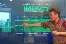 Christian Soeryoatmodjo, Ssustainability Business Consultant, yang memaparkan impact yang di hasilkan dari penerapan EcoStruxure ke pada awak media yang hadir.