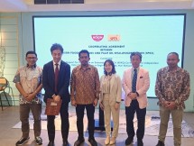 Mansuetus A. Hanu - Dewan Nasional SPKS (kiri ujung); Kei Saito - General Manager, Corporate Planning Division of Nissin Foods Holdings (Jas hitam); Hiroshi Ishida, Executive Director of Caux Round Table Japan (jas pink); Sabarudin, Ketua SPKS Nasional (batik coklat)