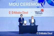 Country Manager Indonesia Alibaba Cloud Intelligence Sean Yuan (Kiri) dan VP Global Strategic Partnership Telkom Candra Kusuma Wardhana (Kanan) saat seremoni nota kesepahaman (MoU) antara Telkom dan Alibaba Cloud 