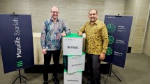 (Dari kiri ke kanan) Ryan Charland, Presiden Direktur & CEO, Manulife Indonesia dan Fauzi Arfan, President Director, Manulife Syariah Indonesia mengumumkan bahwa Manulife Syariah Indonesia telah resmi beroperasi sejak 1 Desember 2024. 