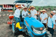 PTPN bersama petani menggunakan tractor membajak sawah