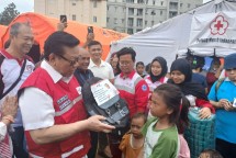 Ketua PMI Agung Laksono versi Munas Tandingan menyerahkan Bantuan secara simbolis ke anak-anak korban kebakaran di Kemayoran, Jakarta Pusat