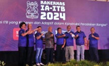 Djoko Siswanto bersama Ketua Umum Ikatan Alumni ITB, Gembong di acara Rakernas 2024 IA-ITB.