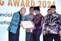 Direktur Retail Banking BSI Harry Gusti Utama (kiri) mewakili BSI meraih beberapa penghargaan yang diserahkan langsung oleh Menteri Agama RI Nasaruddin Umar (tengah) dalam acara BPKH Annual Meeting & Banking Award 2024 di Jakarta 