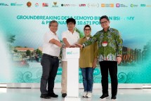 Direktur Kepatuhan & Sumber Daya Manusia BSI Tribuana Tunggadewi (kanan kedua), Rektor Universitas Muhammadiyah Yogyakarta Prof. Dr. Ir. Gunawan Budiyanto M.P., IPM (kiri kedua), Deputi Bidang Pelaporan & Pengawasan Kepatuhan PPATK Fithriadi (kanan) dan Kepala Dinas Lingkungan Hidup dan Kehutanan Provinsi Yogyakarta Kusno Wibowo (kiri) saat menekan tombol simbolis lewat Groundbreaking Desa Binaan BSI - UMY 