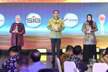 Chief of Risk, Strategy & Sustainability SIG, Antonius Ardian Bermana (tengah) bersama perwakilan perusahaan penerima penghargaan Anugerah Utama kategori Sustainability pada ajang IDX Channel Anugerah Inovasi Indonesia (ICAII) 2024 di Main Hall Bursa Efek Indonesia, Jakarta, pada Selasa (10/12/2024).