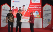 Simbolisasi pemberian donasi dari Pepsodent kepada BAZNAS untuk bantu wujudkan senyum sehat anak-anak yatim piatu di Indonesia sebagai bagian dari program Bulan Kesehatan Gigi Nasional