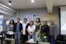 Keterangan gambar 1A - 1F (Dari kiri ke kanan) Jeane Niode (Digital & Social Media Advisor-Penabulu Shop), Budi Santosa (Business Advisor-Yayasan Penabulu), Budiman Sudjatmiko (Kepala Badan Percepatan Pengentasan Kemiskinan, RI (BP Taskin), Mytha Lestari (Musisi), Indah Permata Sari (Aktris), Elvera N. Makki (Pengamat Tren Komunikasi Berkelanjutan). Diskusi interaktif pada hari ini berlangsung di Mula by Galery Jakarta