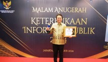 Direktur SDM, Teknologi dan Informasi PERURI, Gandung Anggoro Murdani menerima penghargaan sebagai Perusahaan Informatif dalam Anugerah Keterbukaan Informasi Publik Tahun 2024.