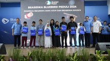 Penyerahan bantuan beasiswa untuk anak keluarga besar Bluebird