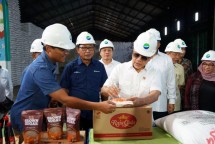 Menteri Koordinator Bidang Pangan Zulkifli Hasan bersama Direktur Utama ID FOOD Sis Apik Wijayanto, saat melakukan kunjungan persiapan giling dan Apresiasi Mitra Petani Tebu 2024, di Malang, Kamis, (19/12/2024).