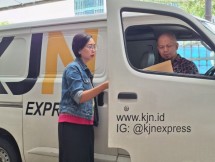 Komisaris KJN EXPRESS Dewi Prasetyaningsih dan Sunarto Direktur Utama KJN EXPRESS melakukan pemeriksaan Armada jelang Nataru, pada Jumat (20/12/2024) di Kantor KJN Kawasan Kramat Raya Jakarta/ Foto: kormen barus/industry.co.id