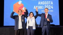 Ketua Umum Asosiasi Konsultan Hak Kekayaan Intelektual Indonesia (AKHKI), Dwi Anita Daruherdani (tengah)