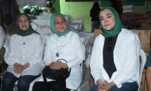 Nana Mardiana (kanan) bersama pengurus PKB wanita mengunjungi korban kebakaran di Kebon Kosong, Kemayoran.