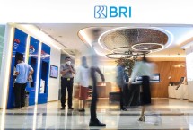 Nasabah bertransaksi di Mesin ATM BRI