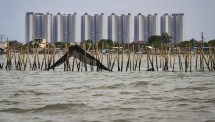 PIK 2 membantah tudingan perusahaan patuan Aguan dan Salim Group itu merupakan pemilik pagar laut misterius 30 km di Tangerang, Banten. (Foto: ANTARA FOTO/SULTHONY HASANUDDIN)/ sumber:CNN Indonesia 