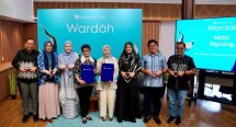 Retno Marsudi (keempat dari kiri) berfoto bersama jajaran ParagonCorp - Wardah termasuk Group CEO Harman Subakat (paling kiri)