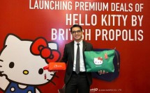 Ricky Harun bagi-bagi tas totebag British Propolis edisi Hello Kitty secara gratis.