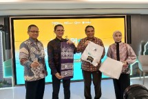 Direktur Sales & Distribution BSI Anton Sukarna (tiga dari kiri) Bersama dengan SVP Corporate Secretary & Communication BSI Wisnu Sunandar (paling kiri), SVP Islamic Ecosystem BSI M Syukron Habiby (dua dari kiri) dan SVP Retail Deposit Group BSI Vita Andrianty (paling kanan) menunjukkan kain ihram dan kelengkapan ibadah haji lainnya 