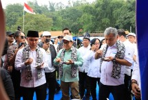 Direktur Utama BRI Sunarso saat mengunjungi Desa BRILiaN Ketapanrame di Kec. Trawas, Kab. Mojokerto, Provinsi Jawa Timur bersama Menteri Koordinator Bidang Pemberdayaan Masyarakat RI Muhaimin Iskandar dan Wakil Menteri Badan Usaha Milik Negara (BUMN) Kartika Wirjoatmodjo.