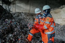 Fasilitas pengolahan limbah dan sampah menjadi bahan bakar alternatif di area green zone Pabrik Narogong, Jawa Barat. 