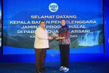 (Kanan ke Kiri) (paling kanan) Vera Galuh Sugijanto, VP General Secretary Danone Indonesia menyerahkan plakat ucapan terima kasih kepada Dr. Ir. Ahmad Haikal Hasan, Skom, MMT., Kepala BPJPH di Aula Pabrik AQUA Mekarsari, Cicurug, Sukabumi, Jawa Barat.