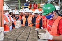 Wakil Menteri PKP, Fahri Hamzah (paling kiri) saat mengunjungi fasilitas produksi produk turunan semen hijau SIG bata interlock presisi di Indarung, Padang, Sumatra Barat, Jumat (24/1/2025).