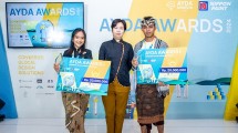 Linda Kam, Sr. Marketing Manager Nippon Paint Indonesia (tengah), bersama dua pemenang AYDA Awards 2024/2025