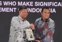 A. Zunnun Armin NH mewakili Prof. DR. Drs. H.A.M Nurdin Halid menerima penghargaan Tokoh Inspiratif di Bidang Koperasi dalam rangkaian acara Asian Islamic Fashion and Art (AIFA) dan Insan Cita Award KAHMI yang digelar di Dome, Senayan Park, Jakarta, pada Jumat (24/1/2025).