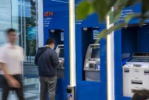 Nampak nasabah bertransaksi di ATM BRI