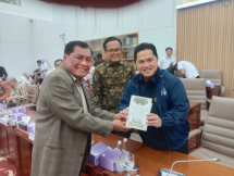 Wakil Ketua Komisi VI DPR RI, Prof. DR. Drs. H.A.M Nurdin Halid menyerahkan buku karyanya berjudul Koperasi Pilar Negara kepada Menteri BUMN Erick Thohir usai Rapat Kerja di Ruang Komisi VI DPR RI, Gedung DPR/MPR, Senayan, Jakarta, Senin (4/11/2024). 