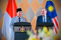 Presiden Republik Indonesia, Prabowo Subianto, melakukan pertemuan dengan Perdana Menteri Malaysia, Anwar Ibrahim, di Menara Kembar Petronas, Kuala Lumpur, Senin (27/01/2025). (Foto: BPMI Setpres).