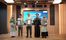 Acara Simbolis pemasangan pin sertifikasi ISO dan penandatanganan lembar komitmen oleh jajaran Dewan Pengurus beserta jajaran manajemen Yayasan Dompet Dhuafa Republika.