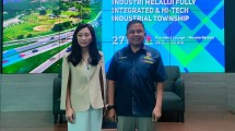 Direktur Eksekutif KIK Juliani Kusumaningrum bersama Kepala Administrator KEK Kendal, Tjertja Karja Adil