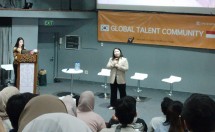 Athalia Theda Tanujaya, alumni S1 Pharmasi dan S2 Professional Apotheker Universitas Indonesia, saat memberikan pengalamannya di acara Global Talent Community, bertajuk" Connecting Talents with Innovation", di Pusat Kesenian Jepang Universitas Indonesia.