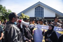 Kasus pelarangan ibadah jemaat Gereja Santo Yohanes Rasul di Arcamanik, Bandung, yang terjadi pada 5 Maret 2025 terus menuai polemik. 