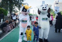 Asar Humanity menggunakan badut dan berpose dengan anak - anak