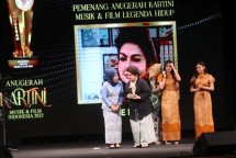Ernie Djohan menerima penghargaan Kartini Musik dan Film 2025 sebagai legenda hidup.