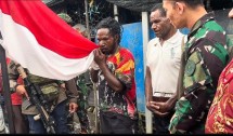 Momen Minanggeng Murib mantan anggota separatis Organisasi Papua Merdeka (OPM) mencium dan ikrar bersumpah setia kepada NKRI.