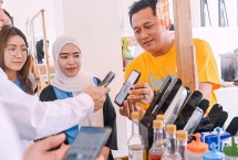 Pembeli menggunakan Livin by Mandiri saat pembayaran di sebuah Warung