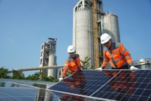 Karyawan PT Solusi Bangun Indonesia Tbk (SBI) melakukan instalasi solar panel di atap gedung utama kantor SBI Pabrik Tuban, Jawa Timur, sebagai upaya akselerasi transisi energi menuju energi baru terbarukan (EBT).