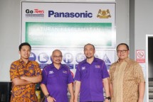 (dari kiri ke kanan) Direktur Gotrans Logistics International Arif Rachmat Gobel; General Manager Operations Gotrans Logistics International Udthor Panjaitan; Direktur Gotrans Logistics International Casey Ntoma; Senior Manager SPIL Warehouse Christian Marpaung, saat sedang melakukan pengecekan di SPIL E-commerce Hub, Cimanggis, Bogor. Fasilitas ini memiliki area operasional lebih dari 10.000 meter persegi dan telah ditunjuk sebagai Distribution Center (DC) utama Panasonic.