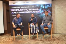 (Dari kiri ke kanan) Division Head Server and Storage Multipolar Technology Jeffry Tjiung Sendjaja, Division Head Account Manager Multipolar Technology Nurul Widiyanti, dan Presales Server x86 Head Multipolar Technology Adrian Kustiawan sedang menjelaskan tentang keunggulan solusi Nutanix dan Dell dalam seminar “Accelerate IT with Nutanix on Dell: Simplicity, Scale, and Performance” yang diselenggarakan oleh Multipolar Technology di Ayana Midplaza, Jakarta, Selasa (22/4) lalu.