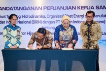 Direktur Operasi SIG, Reni Wulandari (kedua kanan) dan Kepala Pusat Riset Teknologi Hidrodinamika BRIN, Teguh Muttaqie menandatangani Kerja Sama Pengembangan Beton Hijau untuk Infrastruktur Kawasan Pesisir dan Laut, disaksikan oleh Direktur Utama SIG, Donny Arsal (kanan) dan Kepala Organisasi Riset Energi dan Manufaktur BRIN, Cuk Supriyadi Ali Nandar (kiri) di Gedung The East, Jakarta, pada Rabu (30/4/2025).