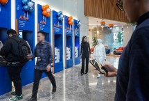 Nasabah saat berada di mesin ATM BRI