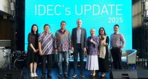 dari kiri: Mrs. Stephanie Sim - Regional Division Director for the Dental, Furniture Supply and Tools & Hardware industry sectors at Koelnmesse Pte Ltd, Dr. drg. Himawan Halim, DMD, MS, FICD, Sp.Or