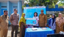 Serah terima fasilitas toilet oleh Perwakilan WINGS kepada Kepala Sekolah SDN 228 Inpres Salu Maros disaksikan langsung oleh Bupati Maros