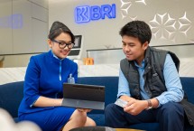 Pegawai BRI menjelaskan produk keuangan ke Nasabah