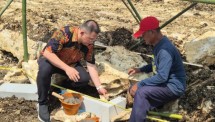 Prosesi peletakan batu pertama pembangunan panti oleh pimpinan Yayasan Karya Alam Wisesa Thomas Johnson